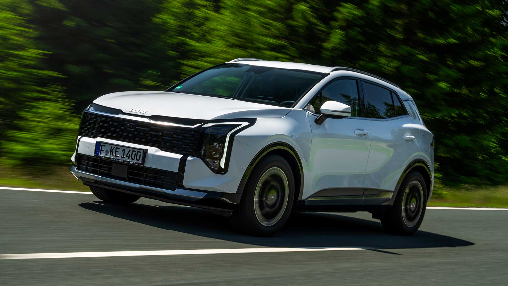 Nowa Kia Sportage podczas jazdy, widok z przodu w plenerze